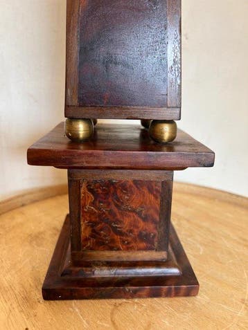 Sculpture, obelisk - 54 cm - Ronce de noyer - 1970