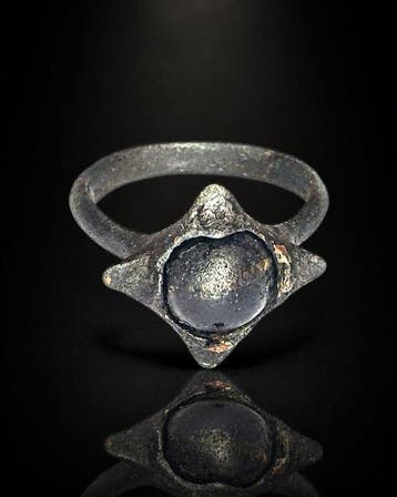 Byzantijns Brons Ring met zwarte steen en vier stralen licht