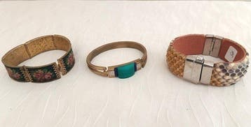 Themacollectie - Armbanden en speldjes op een houten