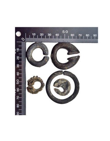 Indonesië. Several types of Bronze & Tin Keloh/Mamuli rings