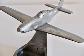 Cendrier - Aluminium - Modèle davion Mustang avec socle et