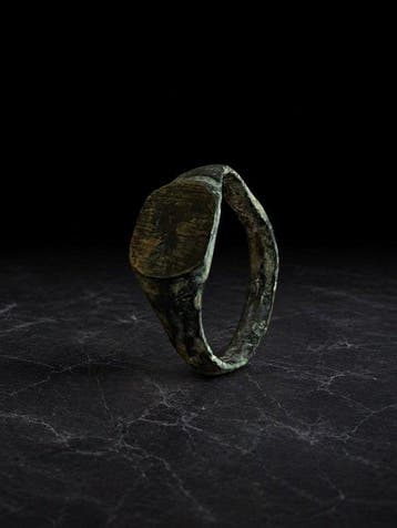 Oud-Romeins, Keizerrijk Brons Ring met gegraveerde plant uit