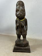 Old African Yoruba Ibeji statue on stand - Nigeria. (Zonder