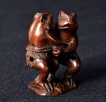 Beau netsuke antique japonais en bois - grenouilles de sumo