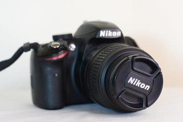 Nikon D3200 + Zoom-Nikkor 18-55mm f/3.5-5.6G ED II Appareil