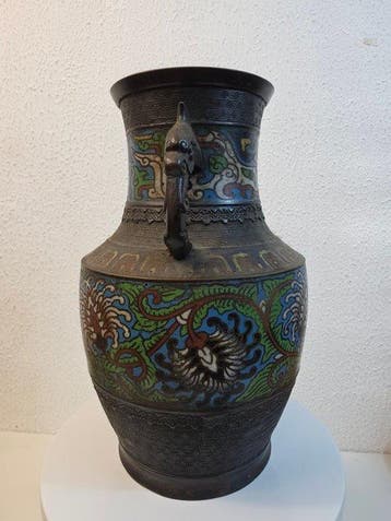 Vaas in archaïsche stijl, van brons en Champlevé-emaille met