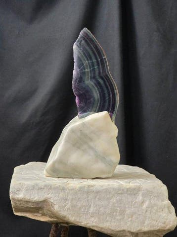 Tranche de fluorite arc-en-ciel sur socle en marbre de