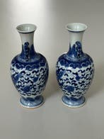 Paire de petits vases chinois en porcelaine bleue et