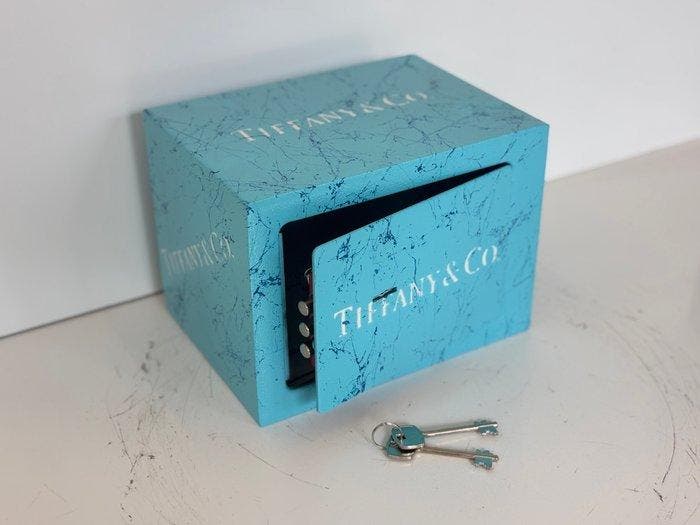 Rob VanMore - Tiffany & Co. Vault, Antiquités & Art, Art | Objets design