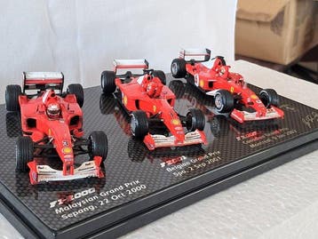 Hot Wheels 1:43 - Model raceauto (2) - FERRARI F1 2000 -