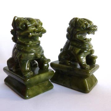 Paartje handgesneden serpentine leeuwen - 9 x 6 cm- 612 g