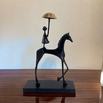 sculptuur, Figure on Horse with Umbrella - 23 cm - Metaal,