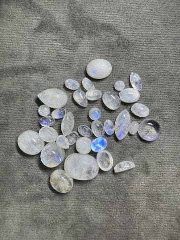 Lot de 50 carats de cabochons de Pierre de Lune. Cabochons-