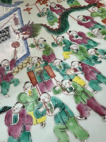 Grote schotel van Chinees porselein – décor famille verte -