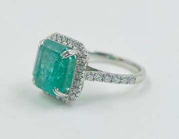 Ring Platina - 5.47ct. tw. Smaragd - Diamant