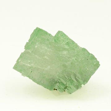 Groengezoneerde, stapgewijs met elkaar verweven haliet., Verzamelen, Mineralen en Fossielen
