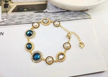 Swarovski - Beeldje - Swarovski crystal and pearl bracelet -