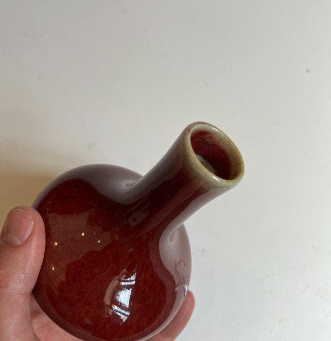 Een kleine Chinese flesvaas met flambé-glazuur. - Porselein, Antiquités & Art, Antiquités | Autres Antiquités