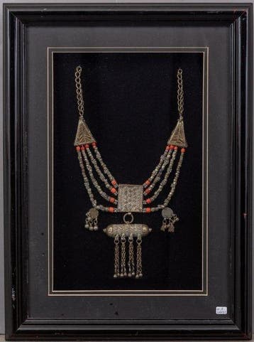 Collier traditionnel en vitrine. - Argent, En alliage -