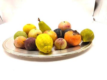 Figure - Lot de quatorze pièces de fruits en marbre et