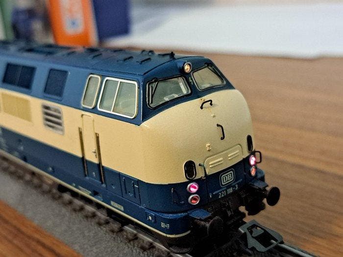 Märklin H0 - 3681 - Diesellocomotief (1) - BR 221 in, Hobby en Vrije tijd, Modeltreinen | H0