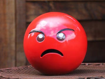 Beeld, Boos kijkende emoy - 20 cm - Kunststof