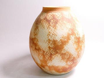 Vase de Shigaraki Ware au motif incisé couleur feu, par