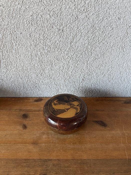 Doos - een karper die springt onder kletterend water en, Antiek en Kunst, Antiek | Overige Antiek