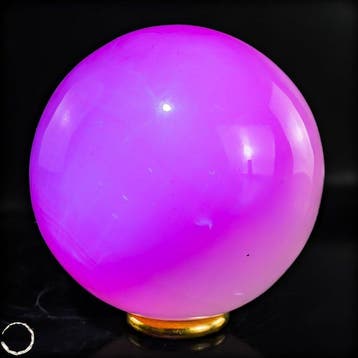 Gloeiende roze calciet-kogel – UV-reaktief natuurhoogtepunt