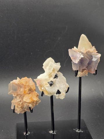 Lot de fluorite et tourmaline présenté sur un présentoir