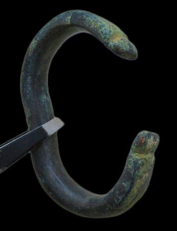Viking periode Oud bronzen armband met serpentenkoppen als