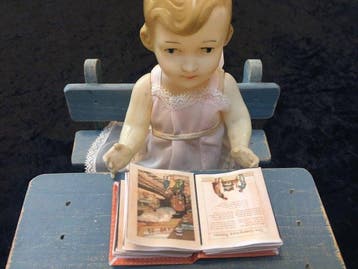Miniatuurschoolbankje met celluloid poppetje - Poupée -
