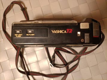 Yashica T2 --> Carl Zeiss Tessar T* 35mm f/3.5 -> Analoge