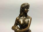 sculptuur, Vrouw op barkruk - 29 cm - Brons