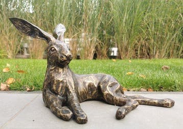 Beeldje - Chillende haas - Brons