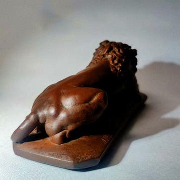 Sculpture, Reclining Lion - 25 cm - Albâtre, Antiquités & Art