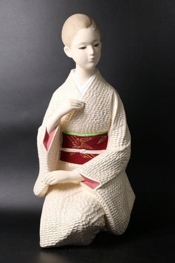 Shizuka - Kneeling Figure Adjusting Kimono Collar - Beeldje