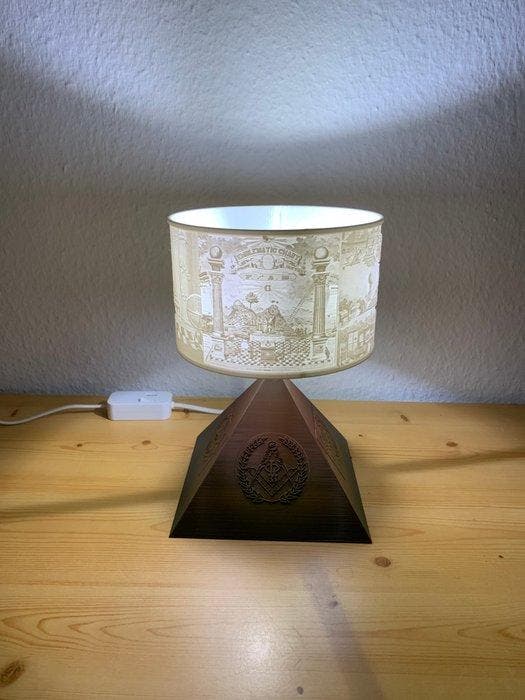 Allemagne - LArtisan Éclairé : Lampe lithophane pyramidale, Collections, Objets militaires | Général