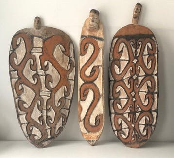 Drieluik Asmat oorlogsschilden (Jamasj) met voorouderfiguren, Antiek en Kunst