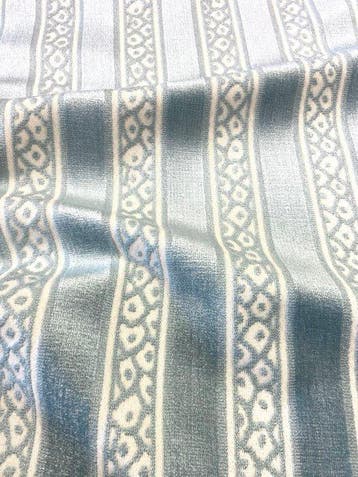 Prachtig jacquardfluweel in groenblauw / azuur op een lichte