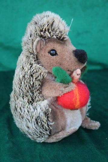 Steiff: Sigi de egel met appel, muziekwerk, 2008. -