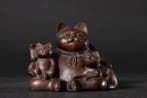 Lucky Cat (Maneki-neko) Sculpture with Kittens - sculptuur