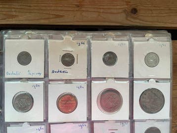 Wereld. Verzameling van ca. 470 munten in 2 albums incl., Postzegels en Munten