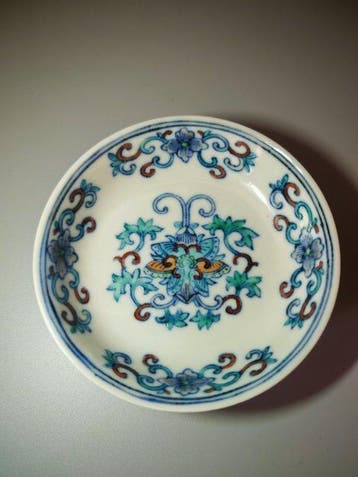 Doucai-floraal porseleinen schaal - Keramiek - China - 20e, Antiek en Kunst
