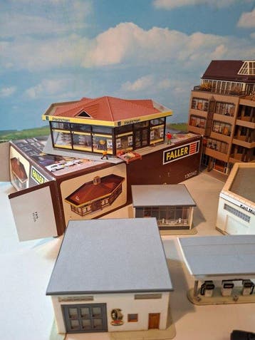 Faller H0 - Décor de train miniature (9) - Appartements,