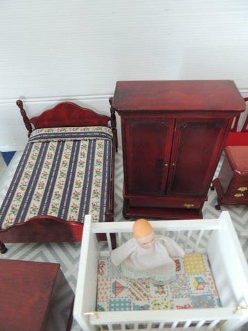Kleerkast - Zeer mooi set miniaturen voor een poppenhuis uit