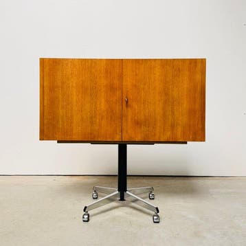 Kast op een standaard - Hout, Metaal
