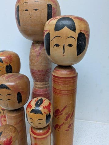 Een schitterende set vintage Kokeshi in verschillende, Antiek en Kunst