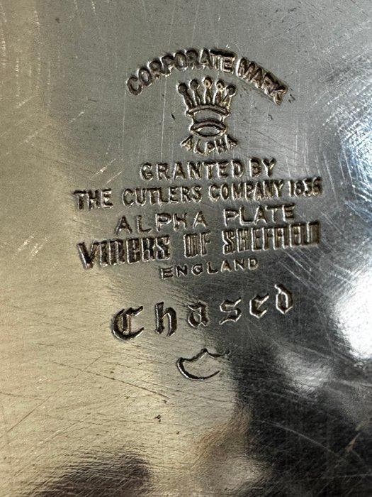Stunning Antique Sheffield Silver-Plated Chased Gallery Tray, Antiek en Kunst, Antiek | Meubels | Tafels