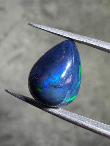 Zwarte opaal uit Ethiopië. 5,20 karaat. peervormige